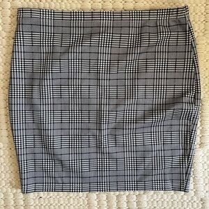 Classic Black and White Plaid Skirt